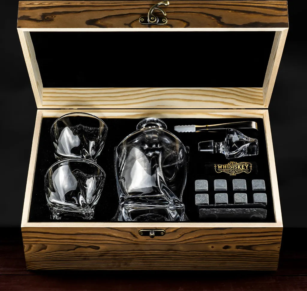  Whisiskey - Whisky Karaffe – Twisted Dekanter Set - Whiskey Karaffe Set - 1000ML - Geschenke Für Männer - Inkl. 8 Whisky Steine, Zange & 2 Whisky Gläser