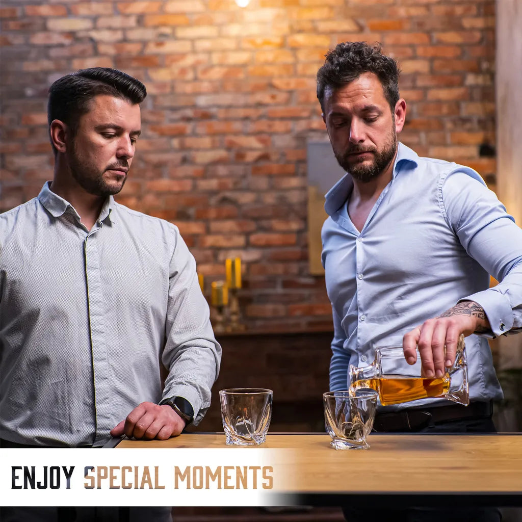  Whisiskey - Whisky Karaffe – Twisted Dekanter Set - Whiskey Karaffe Set - 1000ML - Geschenke Für Männer - Inkl. 8 Whisky Steine, Zange & 2 Whisky Gläser