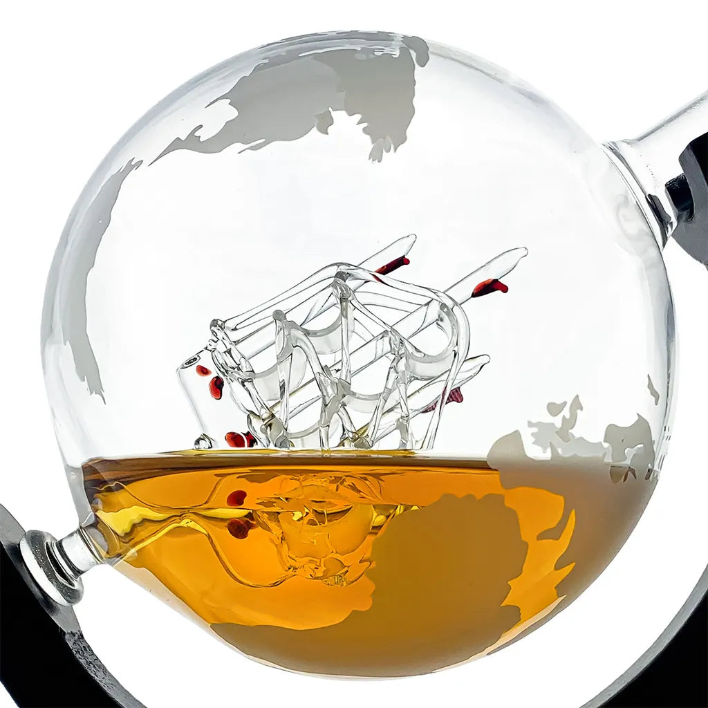  Whisiskey - Whisky Karaffe - Geschenke Für Männer - Komplette Whiskey Set - Globus - 900ML – Inkl. 4 Whisky Steine, 4 Whisky Gläser & Ausgießer - Whisky Dekanter – Whiskygläser - Natursteine