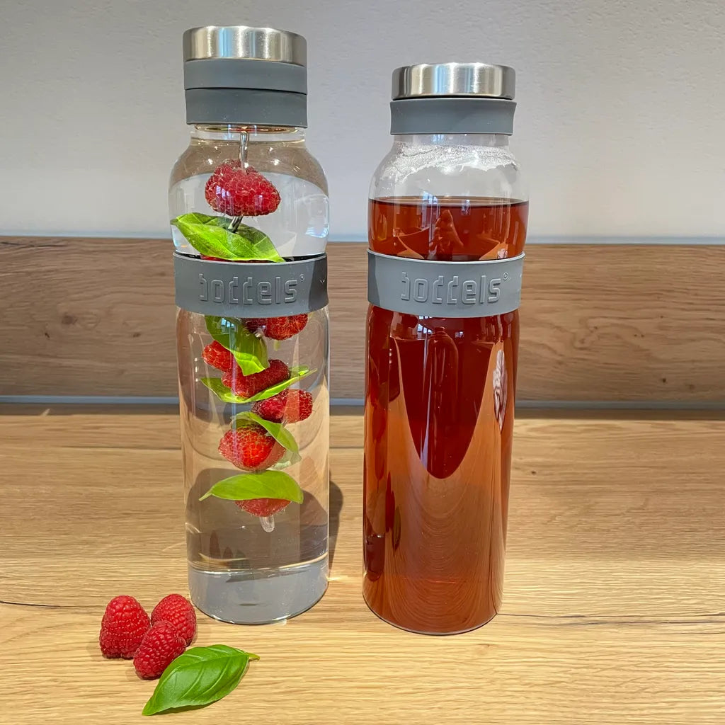  2er Set Glaskaraffen Mit Deckel - BODDELS SUND Wasserkaraffe Mit Fruchtspieß Und Filter 1,1L Anthrazit